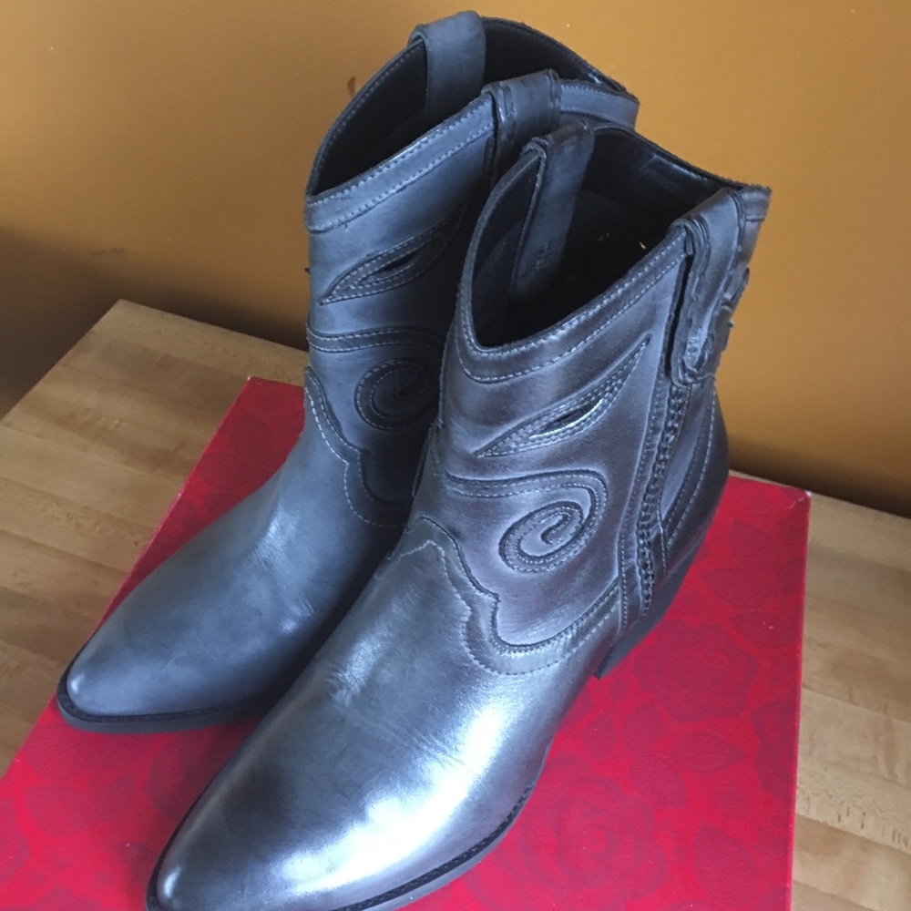 New in box Carlos booties